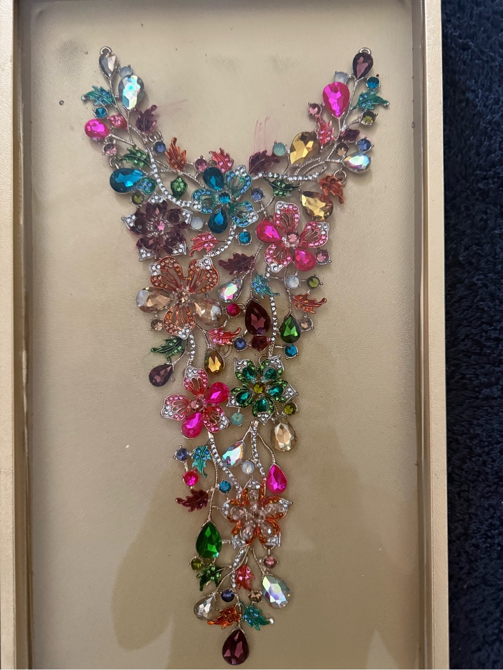 Decorative tray with necklace